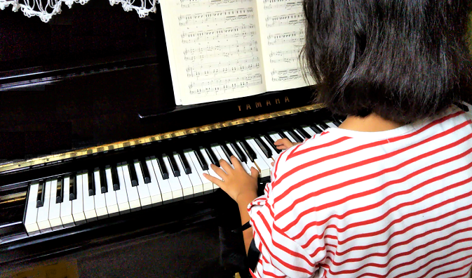 スロバキアの衣装に かわいい 小５女の子 岡崎市美合町 緑丘のピアノ教室 Piano Room のブログ ピアノ教室 Com